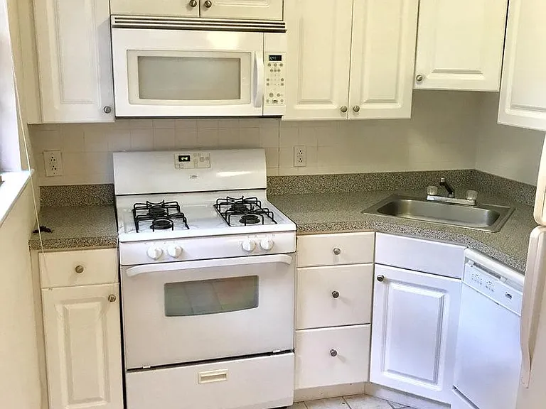 3024 W Queen Ln — Photo 3