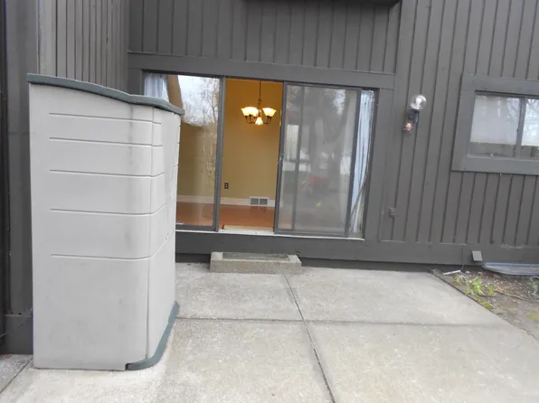 129 Balmoral Ct, Kalamazoo, MI 49006