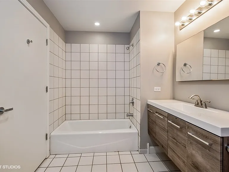 8 E Randolph St #1707 — Photo 8