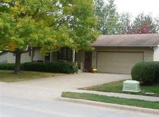 1212 Hazel St, Pella, IA 50219