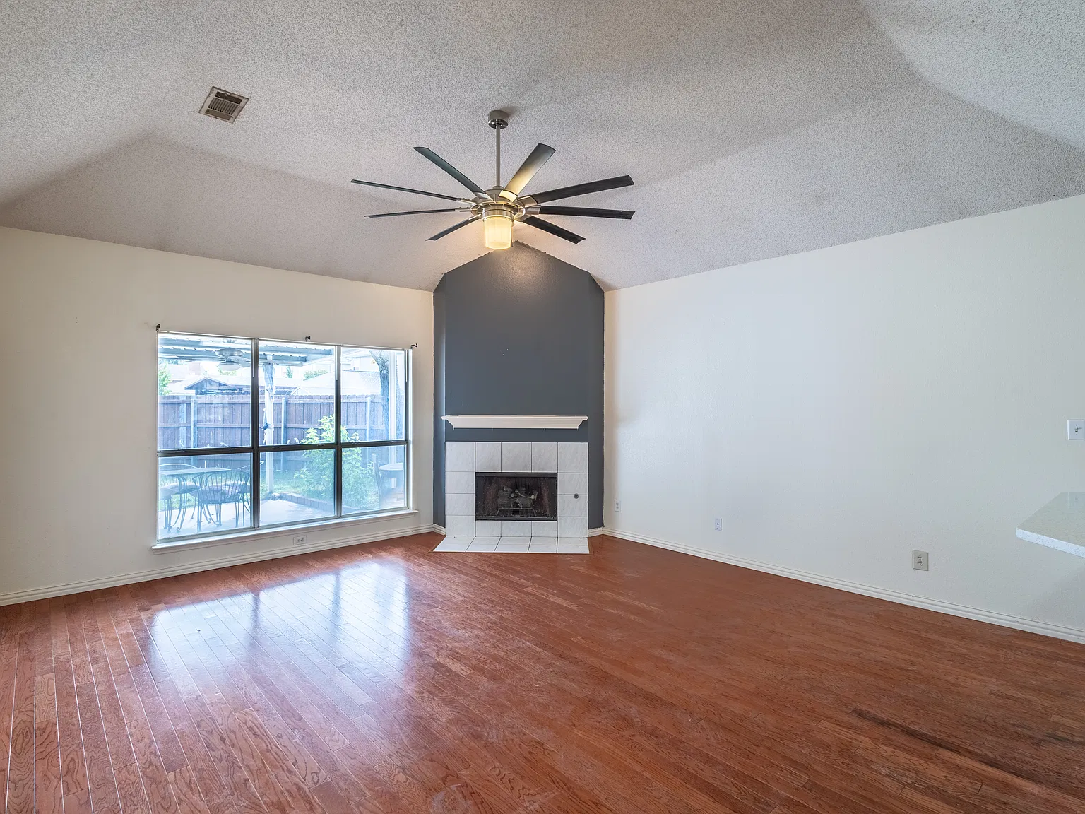 3 bed, 1430 sqft, $2,100 — Photo 3