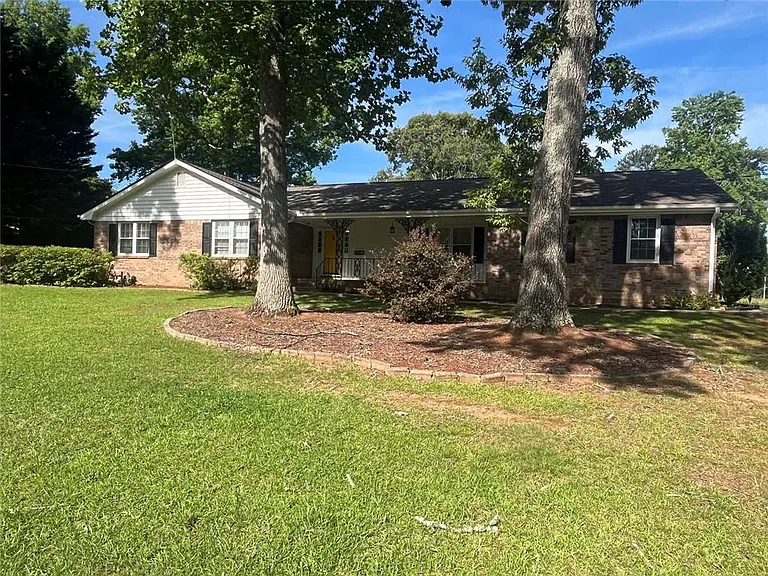 2075 Pinewood Dr — Photo 1