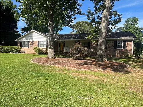 2075 Pinewood Dr Photo 1
