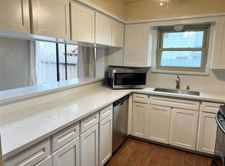 1405 S 8th St, La Porte, TX 77571