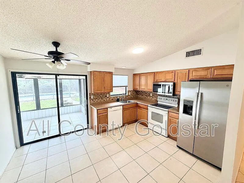 3 bed, 2.0 bath, 924 sqft, $1,895 — Photo 4