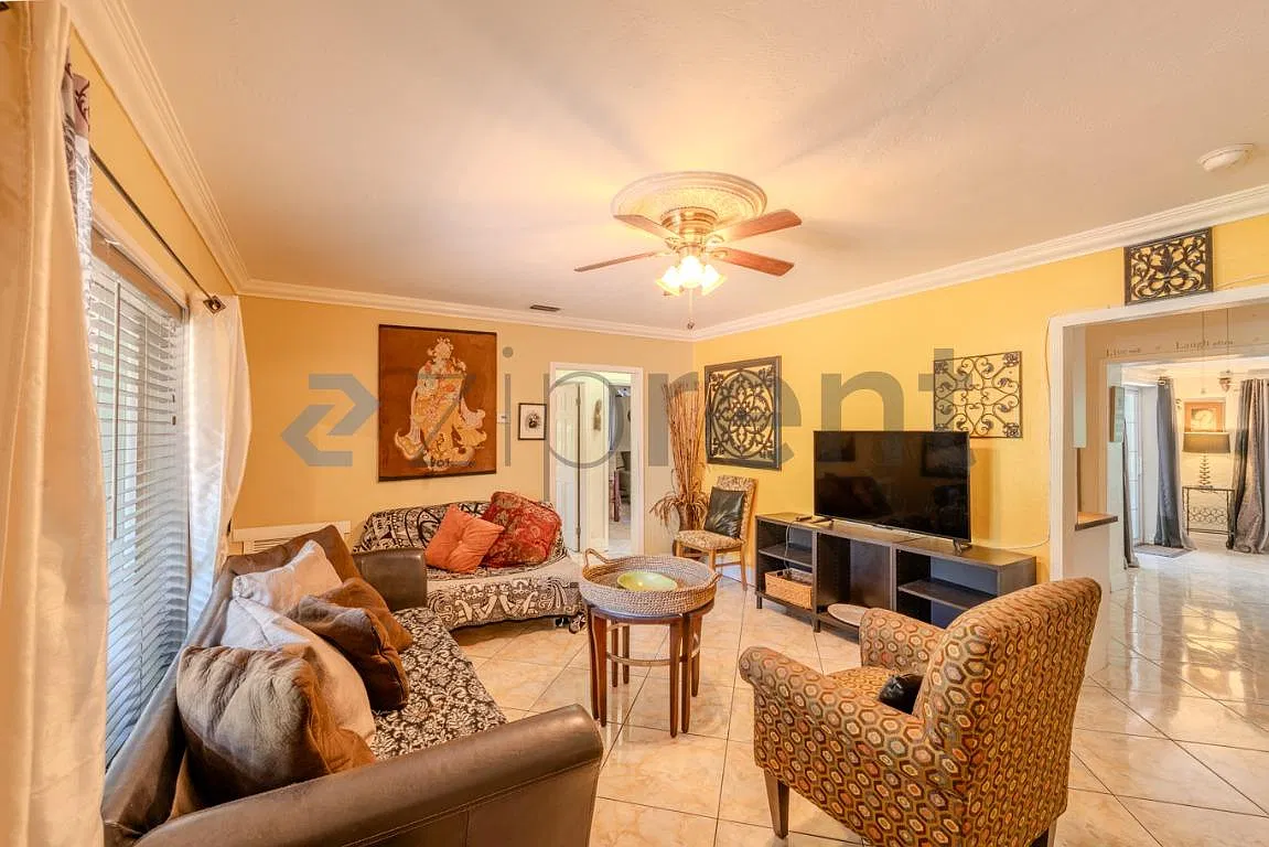 2 bed, 1200 sqft, $2,565 — Photo 3