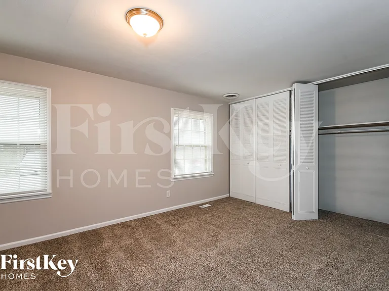 9846 Rivermont Dr — Photo 15