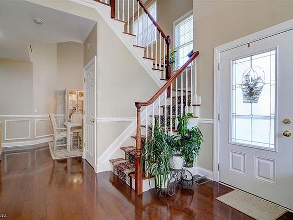 4th image of 8 Revere Ln
