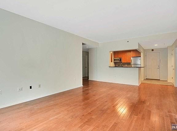 3rd image of 1105 City Pl #1105