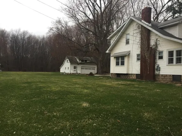 1076 White Pond Dr, Akron, OH 44320