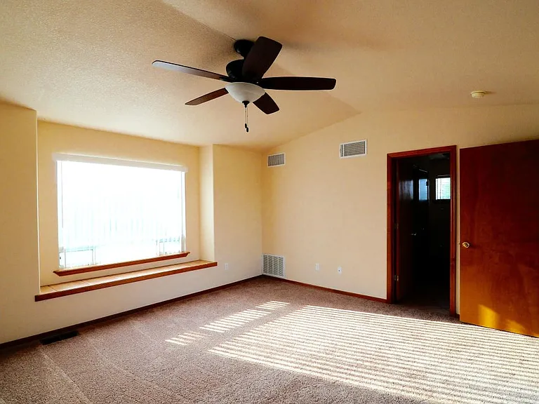 Saturn Cir — Photo 10