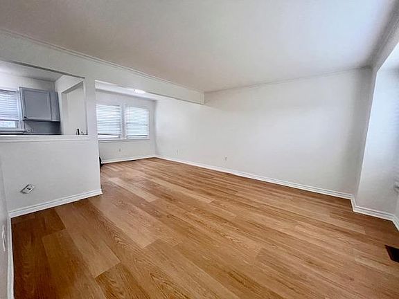 4th image of 1037 Woodward Hts