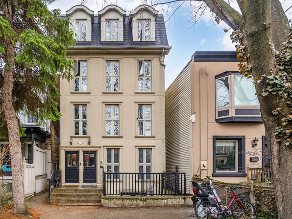 148 Borden St #E, Toronto, ON M5S 2N3