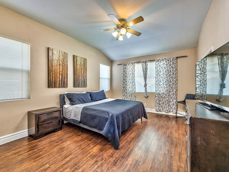 8704 Las Posas Ave — Photo 15