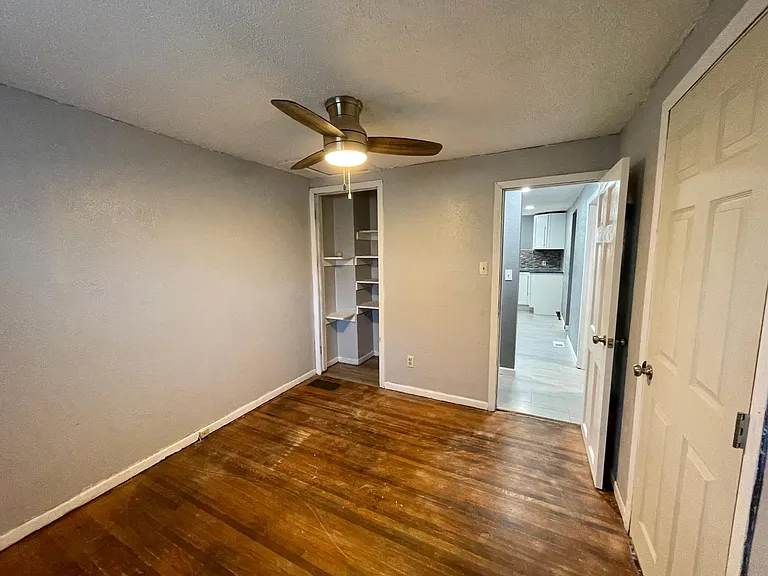 322 E Avenue D — Photo 12