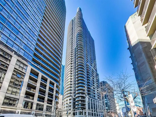 21 Carlton St #406, Toronto, ON M5B 1L3
