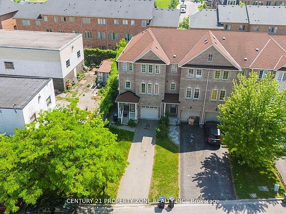 3rd image of 28 Seminoff St