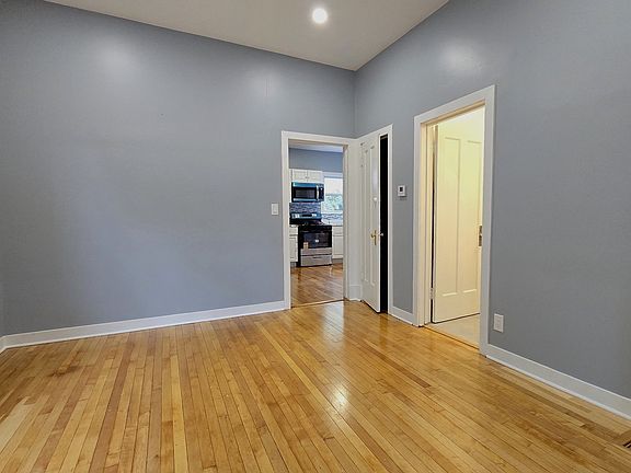 4th image of 624 N Leclaire Ave