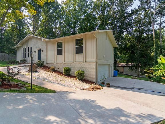 Big garage with new washer and dyer!