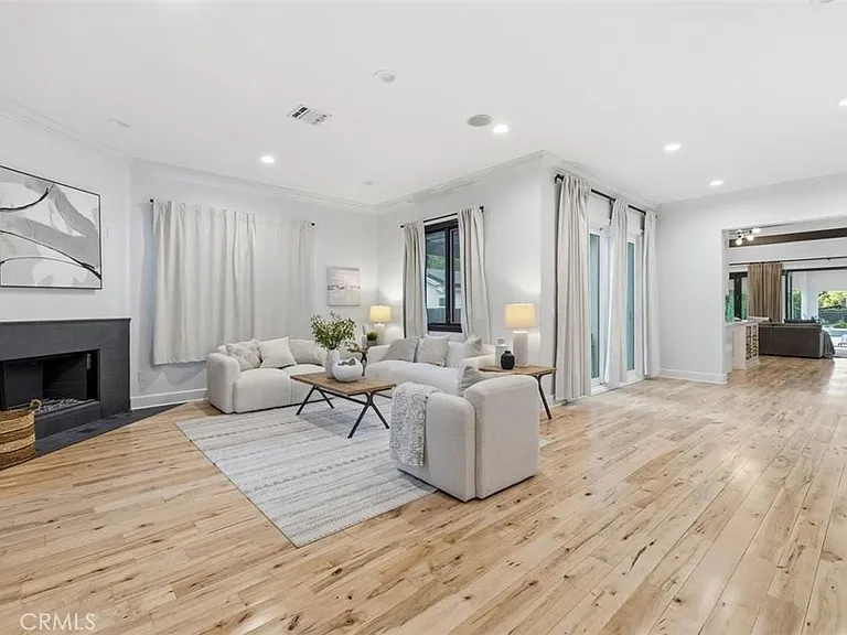 22953 Oxnard St — Photo 20