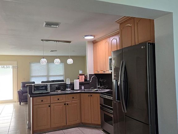 4th image of 4665 SW 28th Ave #1