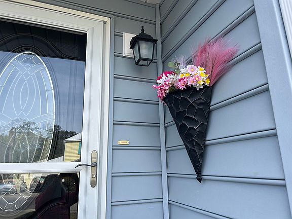 2nd image of 1575 Victoria Ln.