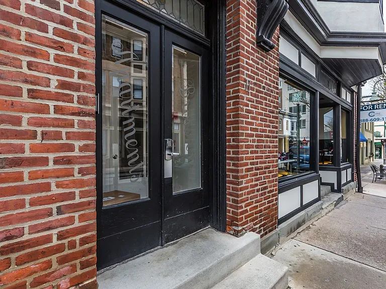 Charming Renovated Apartments in the Heart of Ardmore — Photo 12