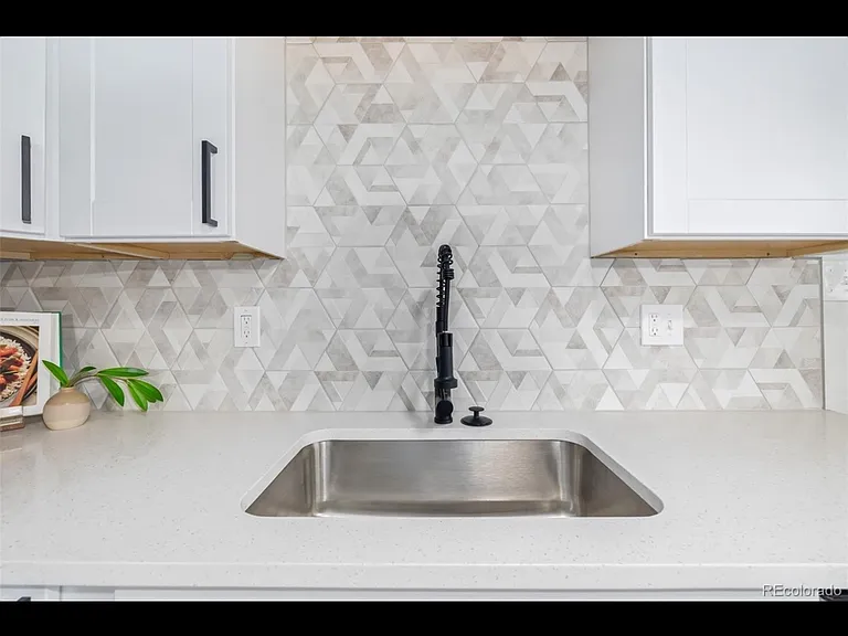 2732 S Grove St — Photo 8