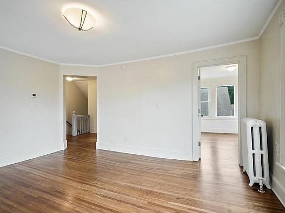 5th image of 1810 Queen Ave N