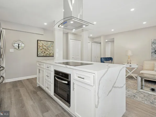 2218 Castle Rock Sq APT 1B, Reston, VA 20191