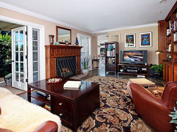 Family room w/ Fireplace