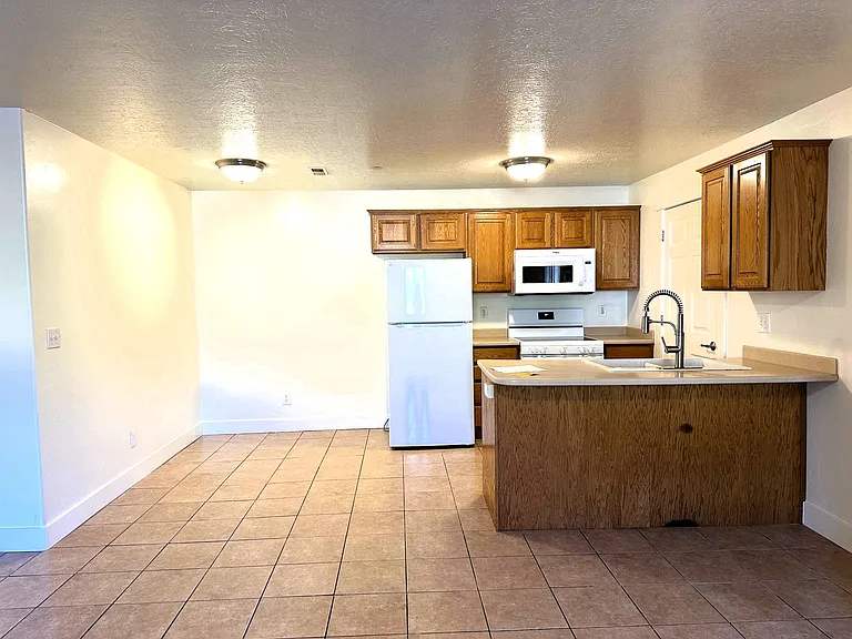 580 S Center St #14 — Photo 7