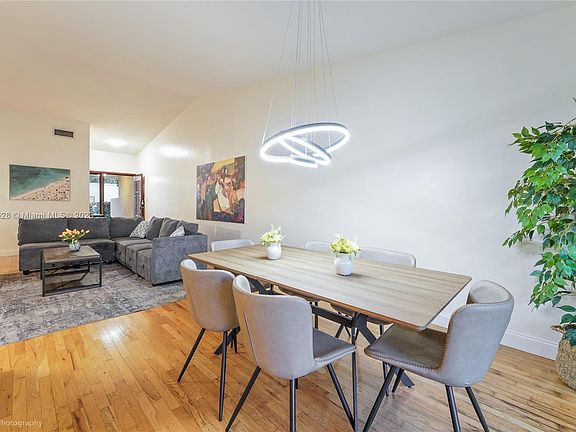4th image of 821 SW 12th Pl #821