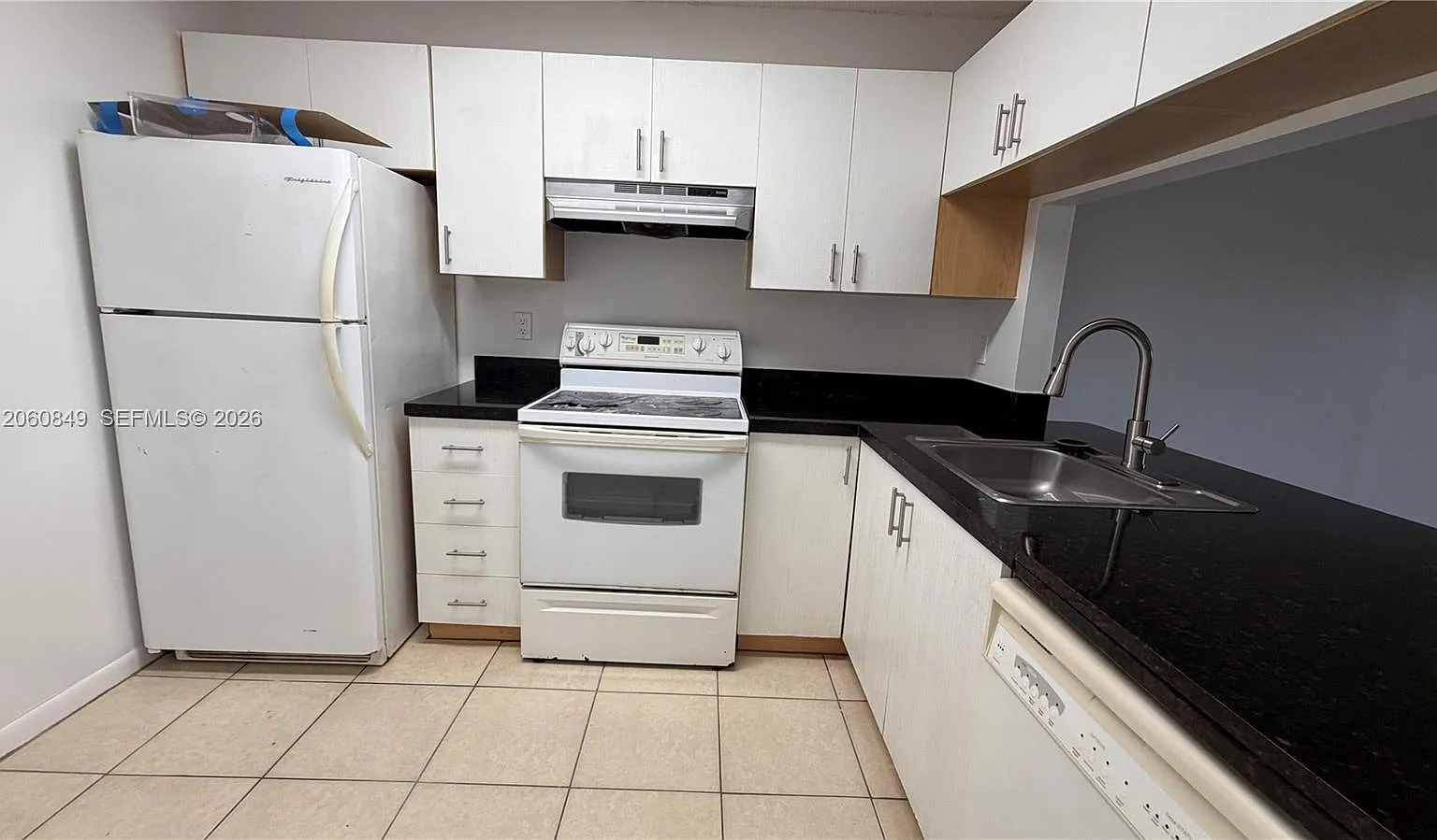 Bella Grand Condo — Photo 1