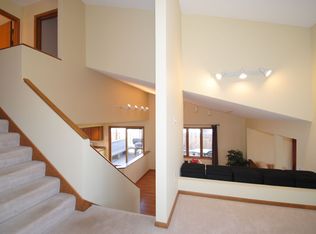 2077 Pin Oak Dr, Eagan, MN 55122