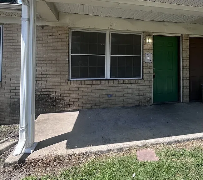 702 W Lon Moore St — Photo 1