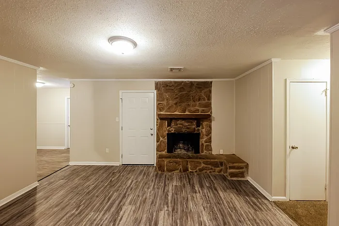 323 N Burbank Dr — Photo 5