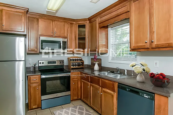 3 bed, 2.0 bath, 1489 sqft, $1,495 — Photo 2