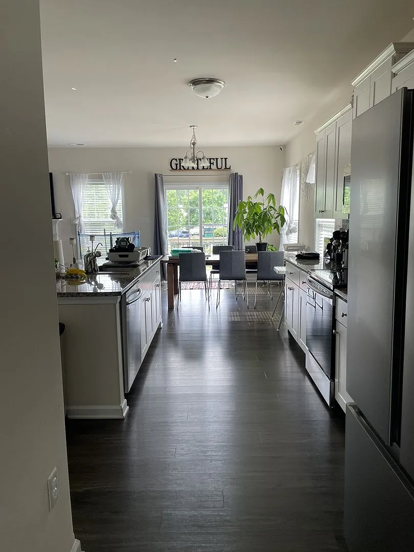 Large transitional with lots of room for entertainment on quiet cul-de-sac in Castleton Subdivision. — Photo 3