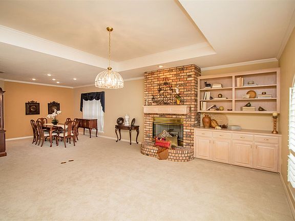 4th image of 4 Friendswood Dr