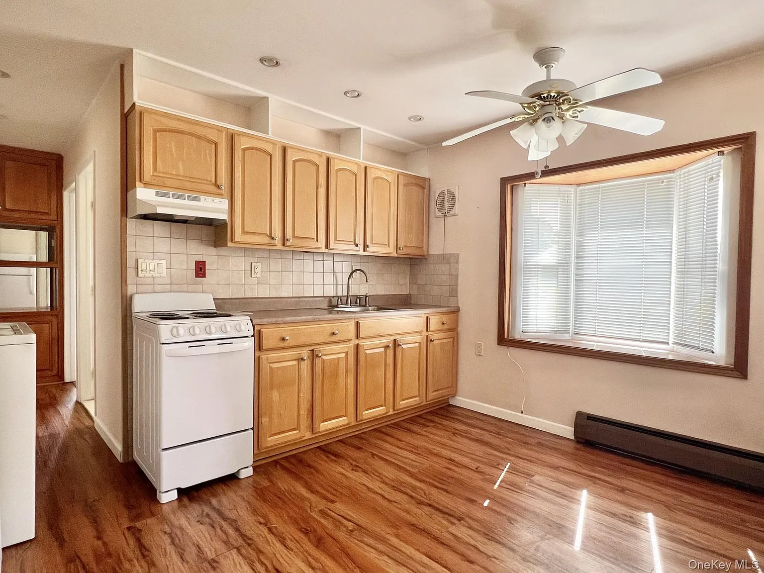 5 bed, 2.0 bath, 1600 sqft, $4,700 — Photo 3