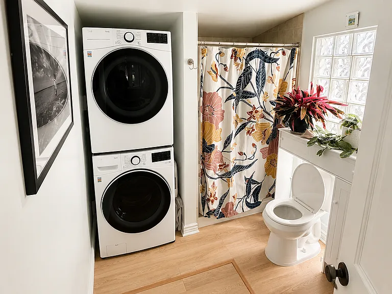 2nd bathroom/Laundry room