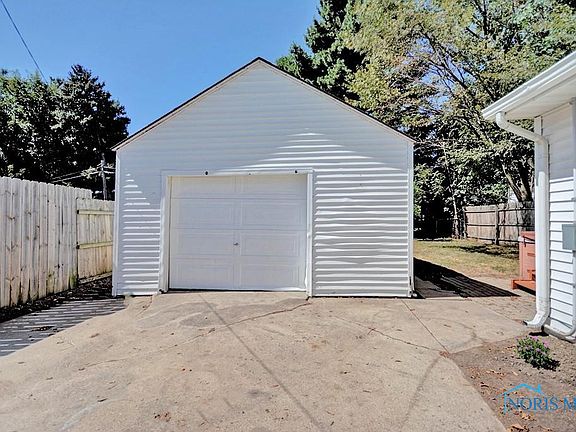 3rd image of 570 Apple Ave