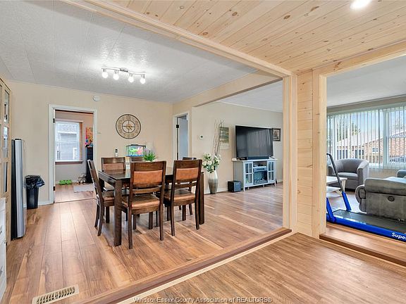 3rd image of 1626 Talbot Rd