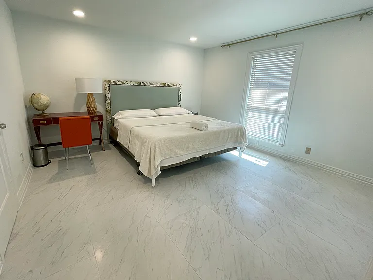 Bedroom 02 - California King Size Bed