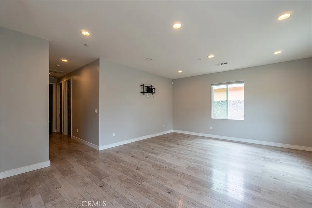 3 bed, 1200 sqft, $3,600 — Photo 3