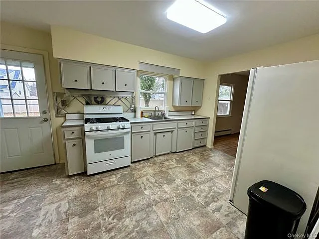 3 bed, 1.0 bath, 1302 sqft, $3,200 — Photo 2