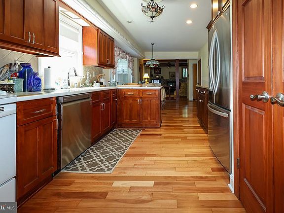 3rd image of 28 Valley View Dr