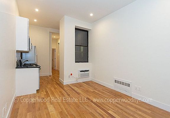 3rd image of 121 E 82nd St APT 6