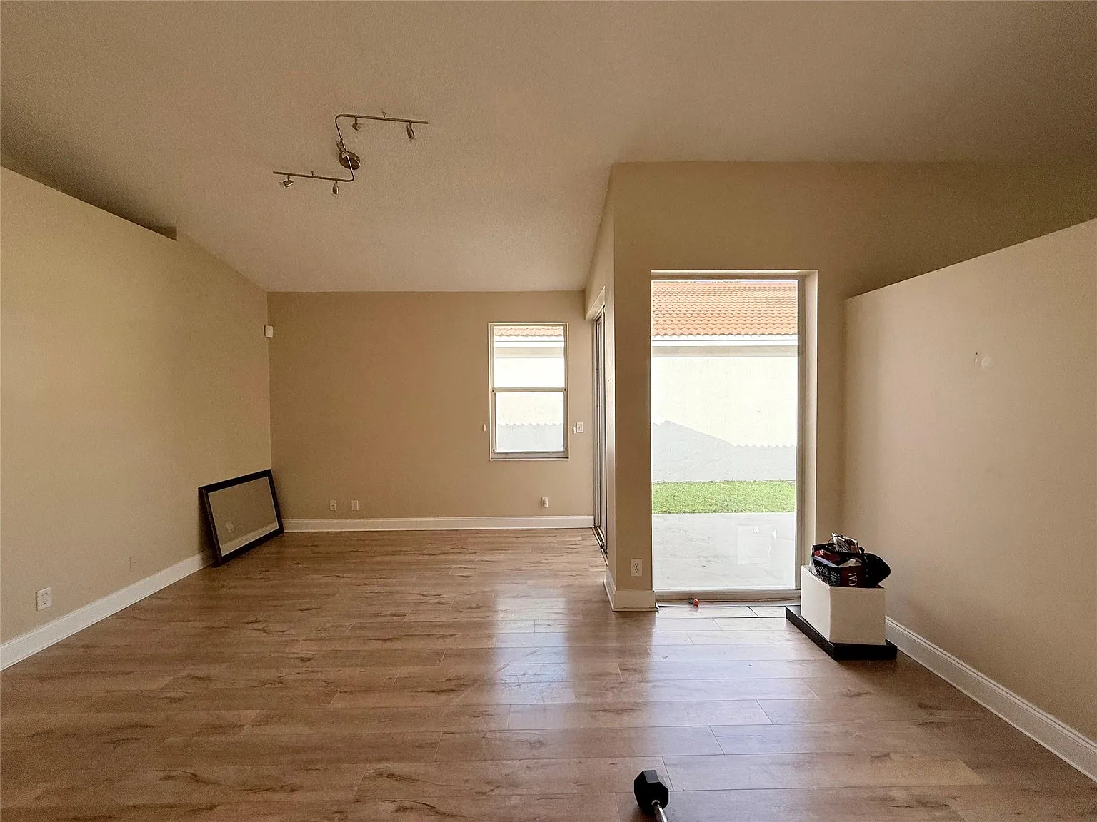 3 bed, 2.0 bath, 1618 sqft, $3,200 — Photo 2